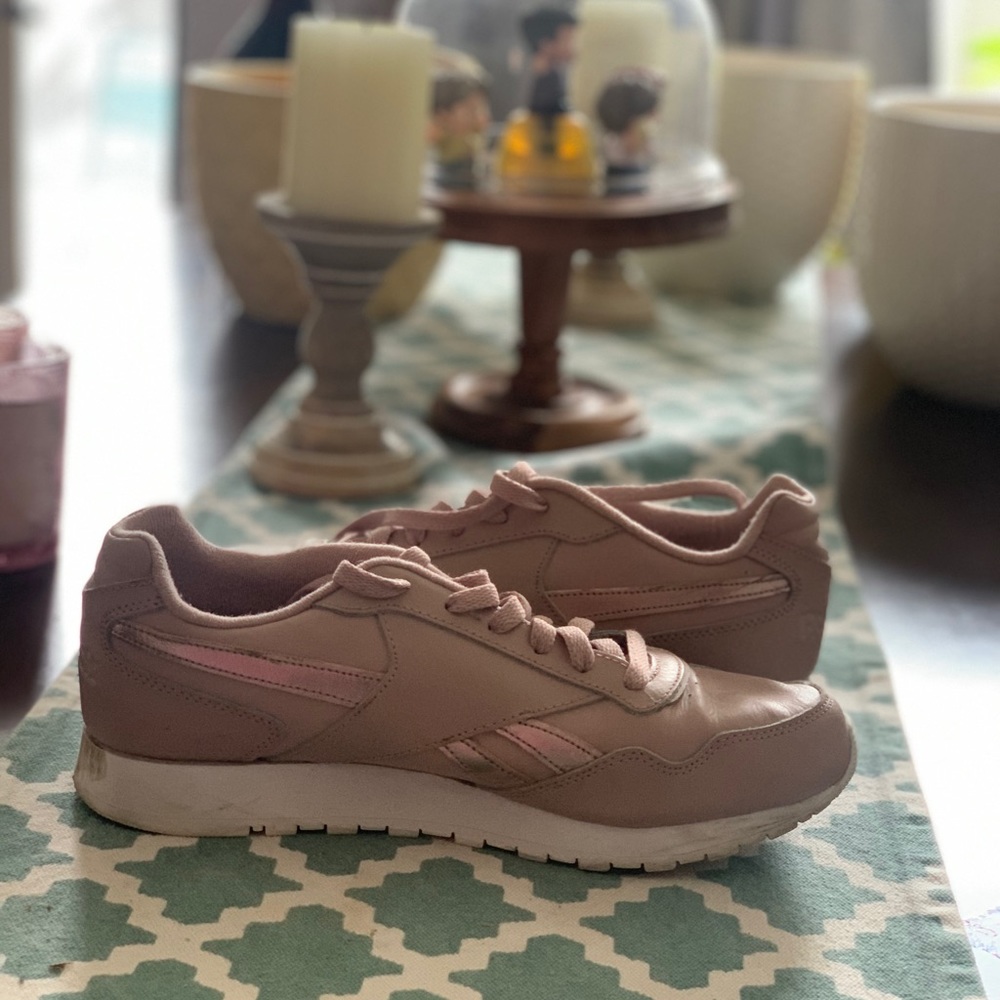 Pink reeboks